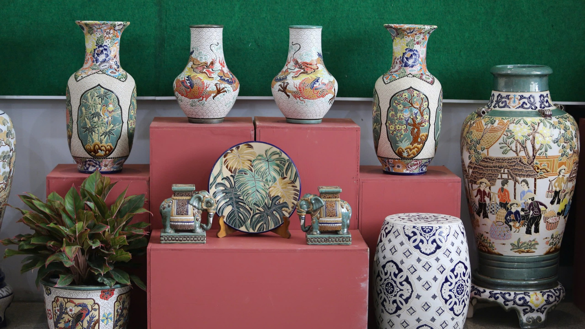 Với đặc điểm nổi bật trong kỹ thuật khắc chìm và phối men nhiều màu trên sản phẩm gồm sành xốp lửa trung, kết hợp giữa trang trí và hội họa trên gốm. Với đặc điểm nổi bật trong kỹ thuật khắc chìm và phối men nhiều màu trên sản phẩm gồm sành xốp lửa trung, kết hợp giữa trang trí và hội họa trên gốm.