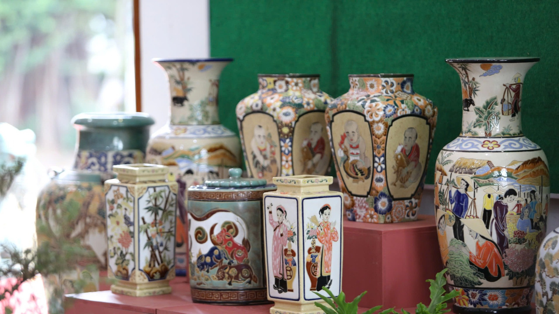 Đến đầu thế kỷ 20, Trường Mỹ nghệ Biên Hòa thành lập đã khai sinh ra một dòng gốm đặc biệt và làm cho nó nổi tiếng trong và ngoài nước nhờ màu men không bóng (mát), trầm lắng mà có chiều sâu, trang trí đơn giản mà có hồn. Đến đầu thế kỷ 20, Trường Mỹ nghệ Biên Hòa thành lập đã khai sinh ra một dòng gốm đặc biệt và làm cho nó nổi tiếng trong và ngoài nước nhờ màu men không bóng (mát), trầm lắng mà có chiều sâu, trang trí đơn giản mà có hồn.