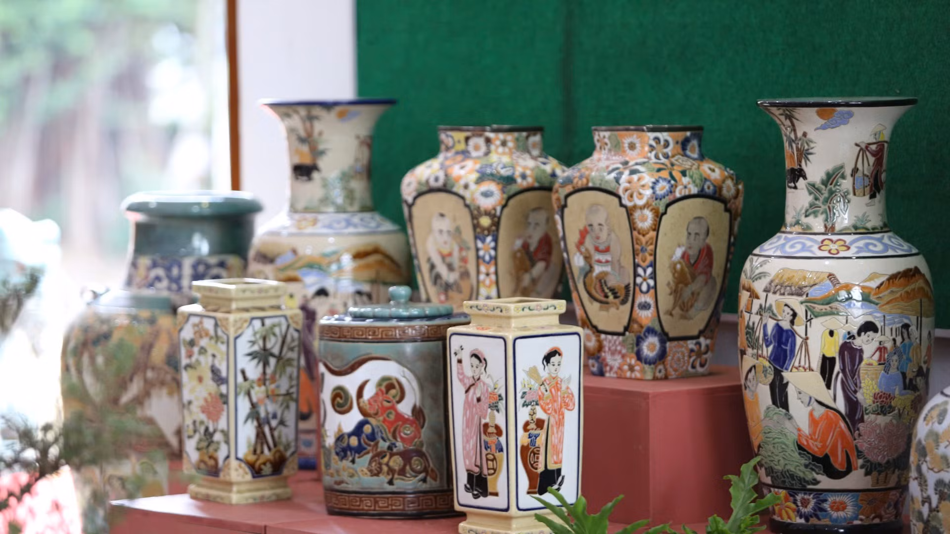 Đến đầu thế kỷ 20, Trường Mỹ nghệ Biên Hòa thành lập đã khai sinh ra một dòng gốm đặc biệt và làm cho nó nổi tiếng trong và ngoài nước nhờ màu men không bóng (mát), trầm lắng mà có chiều sâu, trang trí đơn giản mà có hồn.