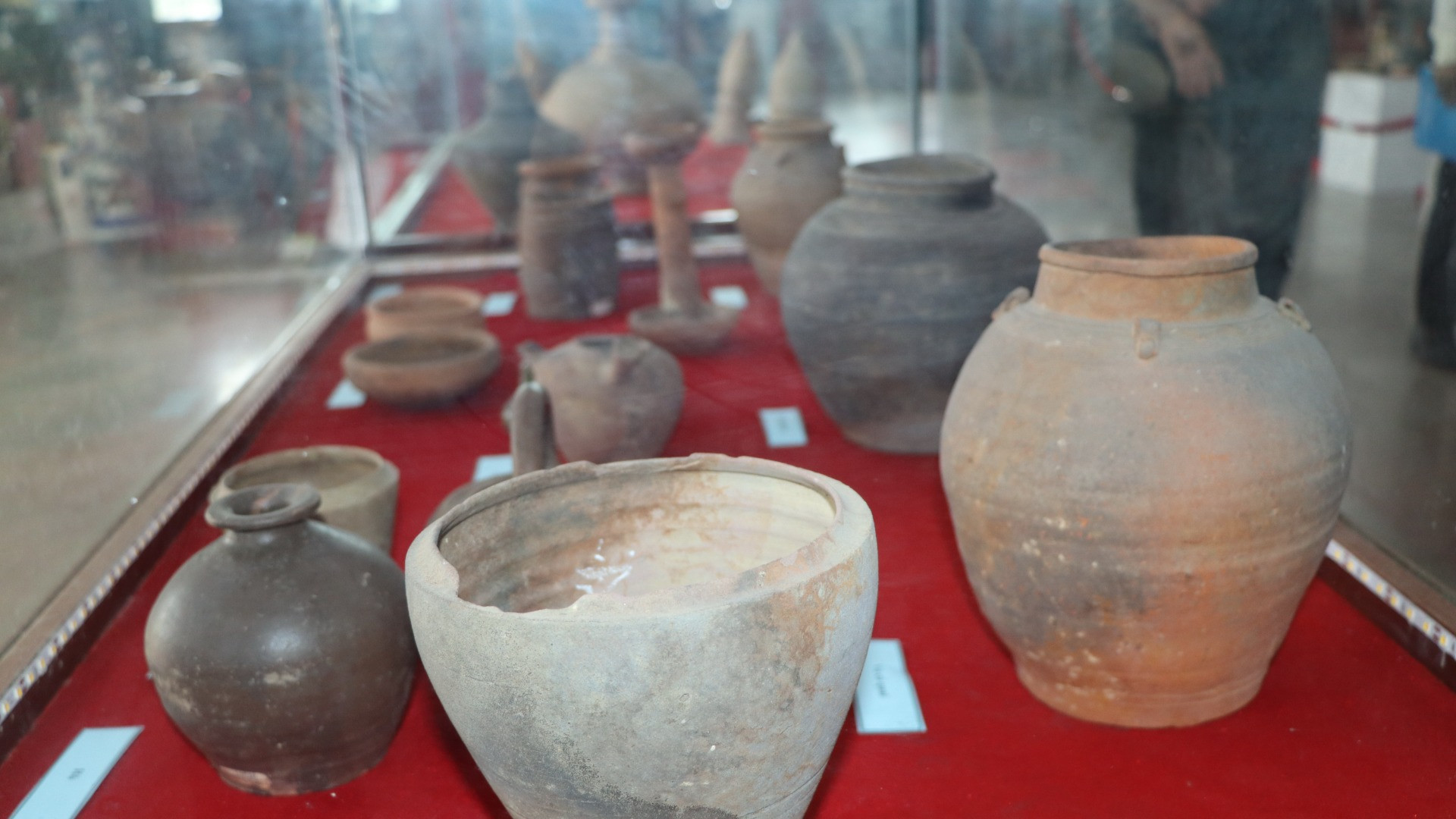 Những năm qua, Bảo tàng Đồng Nai và các Bảo tàng trong khu vực Đông Nam Bộ đã sưu tầm được hàng nghìn tiêu bản gốm được vớt từ lòng sông Đồng Nai. Chứng tỏ vùng đất Biên Hòa-Đồng Nai những thế kỷ 17-18 với thương cảng Cù Lao Phố sầm uất ở phương nam vừa phát triển hoạt động thương mại, đồng thời vừa là trung tâm các làng nghề thủ công truyền thống, trong đó có nghề làm gốm. Những năm qua, Bảo tàng Đồng Nai và các Bảo tàng trong khu vực Đông Nam Bộ đã sưu tầm được hàng nghìn tiêu bản gốm được vớt từ lòng sông Đồng Nai. Chứng tỏ vùng đất Biên Hòa-Đồng Nai những thế kỷ 17-18 với thương cảng Cù Lao Phố sầm uất ở phương nam vừa phát triển hoạt động thương mại, đồng thời vừa là trung tâm các làng nghề thủ công truyền thống, trong đó có nghề làm gốm.