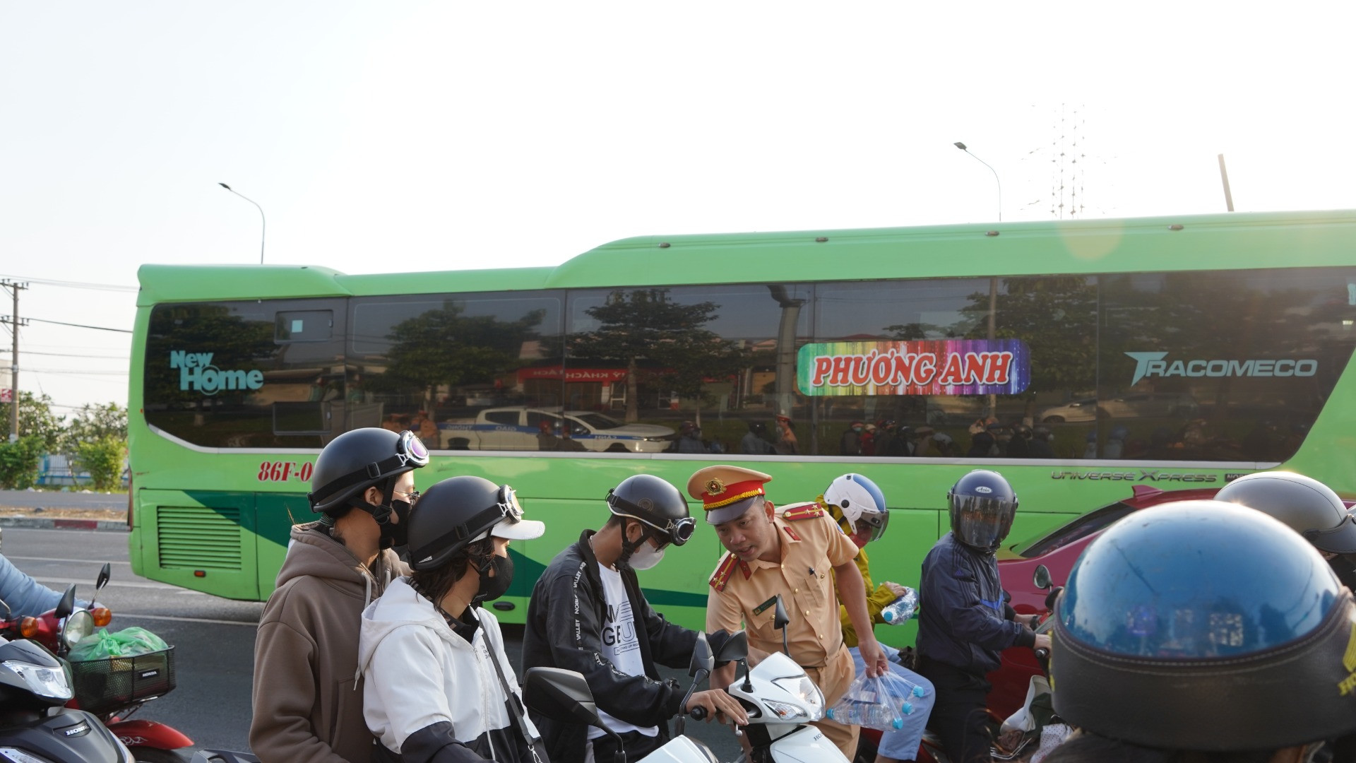 Dòng người đi xe máy trở lại làm việc sau đợt nghỉ Tết qua các tuyến quốc lộ ở Đồng Nai tăng cao trong ngày 2/2.