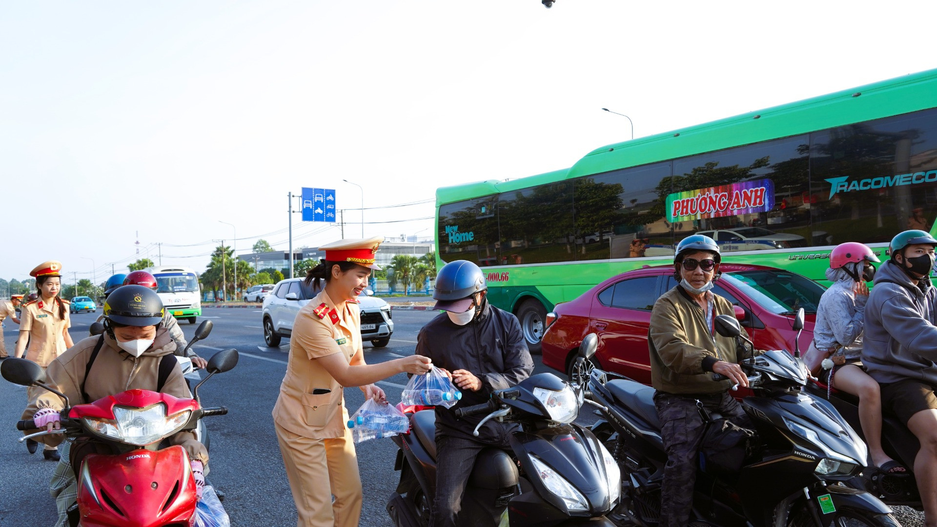 Nhiều người đi đường bất ngờ khi được các nữ Cảnh sát giao thông phát nước suối, khăn lạnh.