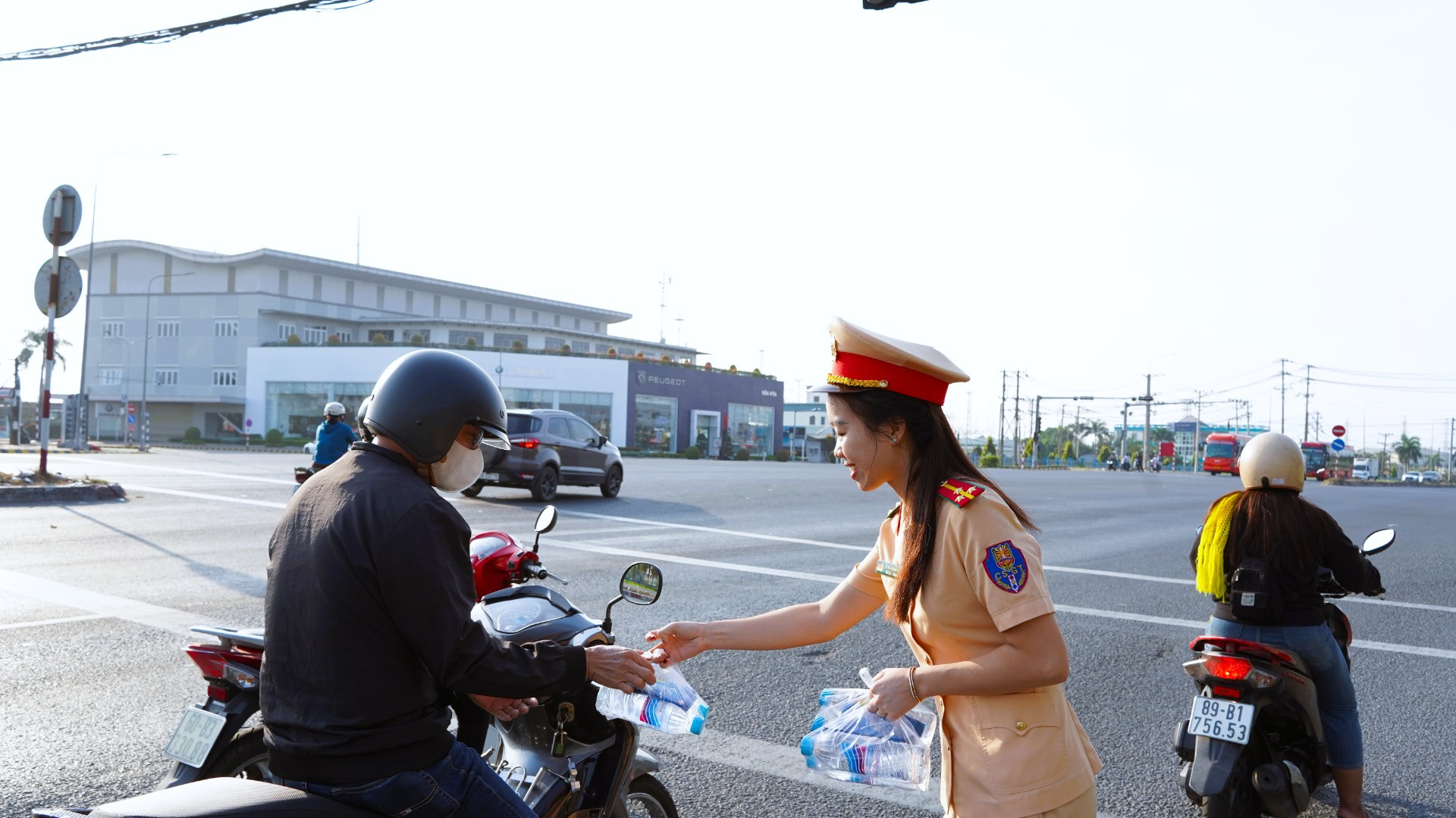 Việc phát nước suối được lực lượng Cảnh sát giao thông Công an tỉnh Đồng Nai thực hiện trên các tuyến Quốc lộ 1A, 20 và 51.