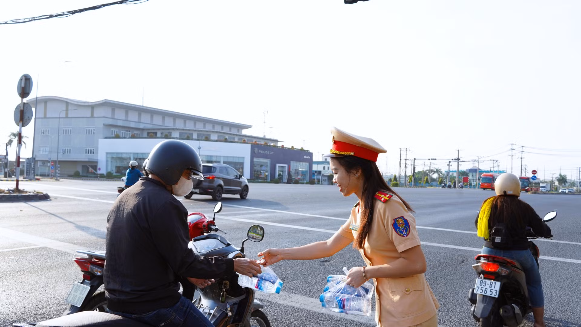 Việc phát nước suối được lực lượng Cảnh sát giao thông Công an tỉnh Đồng Nai thực hiện trên các tuyến Quốc lộ 1A, 20 và 51.