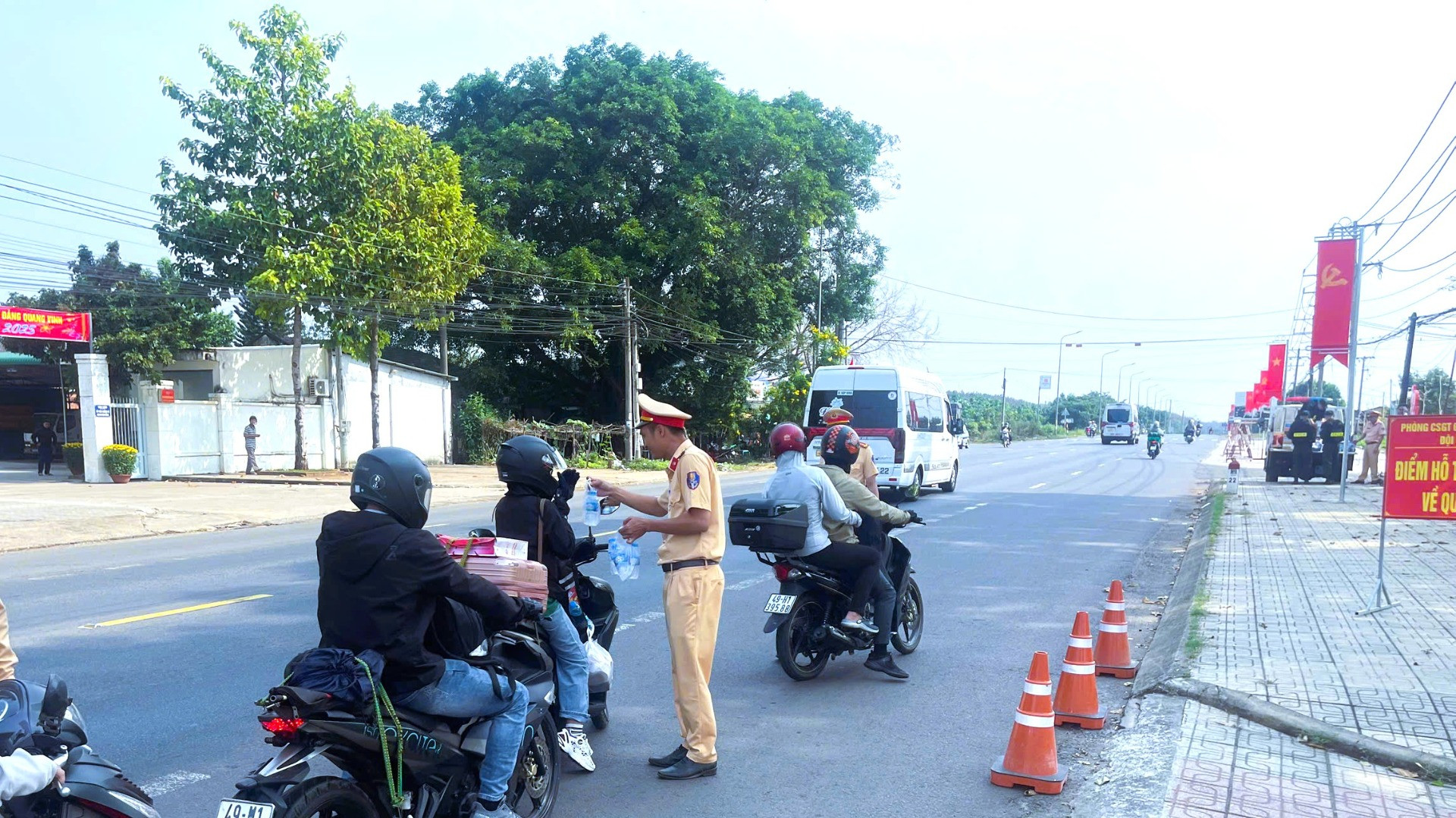 Trước đó, để hỗ trợ người dân về quê đón Tết bằng xe máy, lực lượng Phòng Cảnh sát giao thông Công an tỉnh Đồng Nai cũng đã phát nước suối, khăn lạnh trong các ngày 25 và 26/1 (ngày 26 và 27 tháng Chạp).