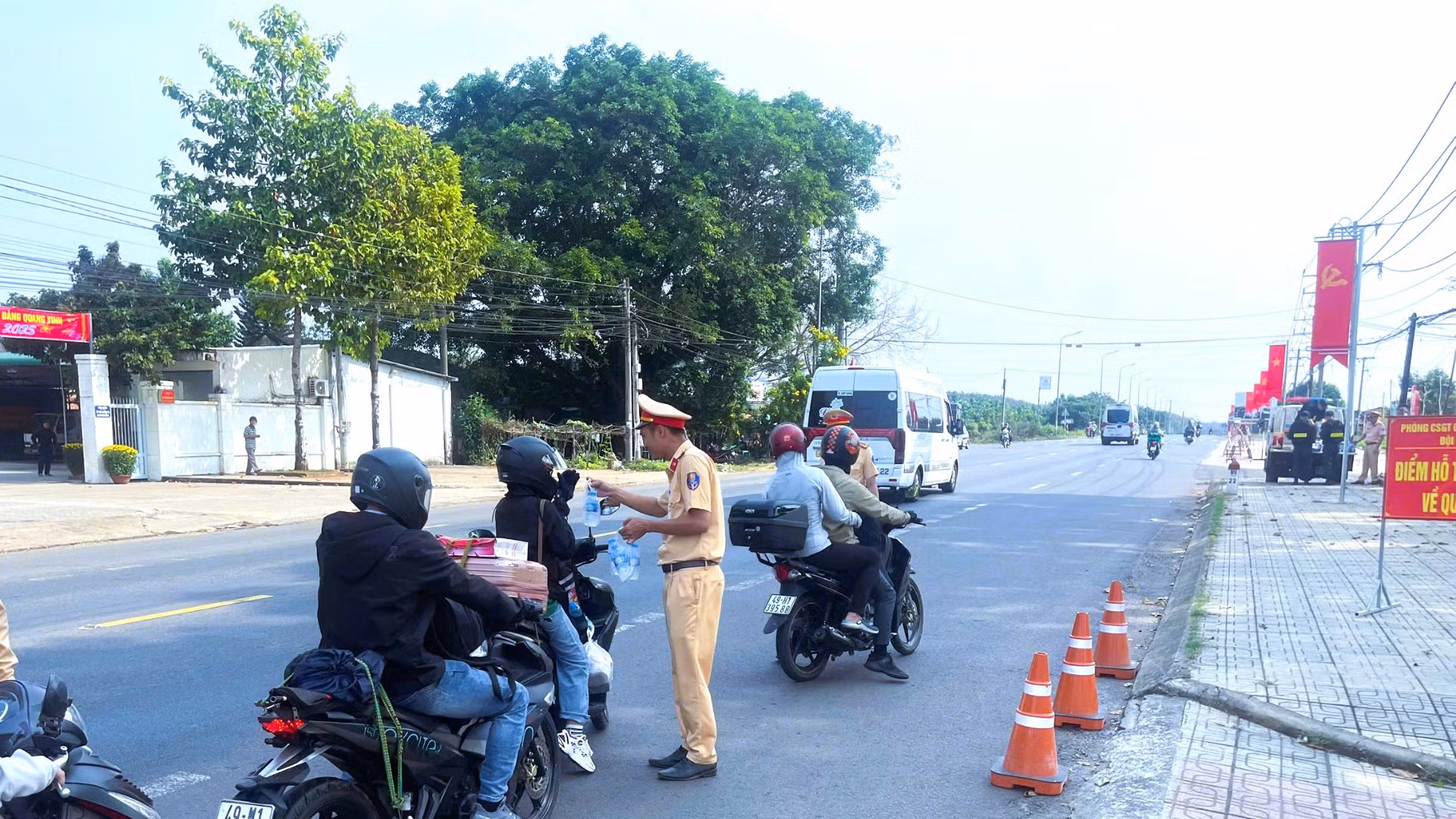 Trước đó, để hỗ trợ người dân về quê đón Tết bằng xe máy, lực lượng Phòng Cảnh sát giao thông Công an tỉnh Đồng Nai cũng đã phát nước suối, khăn lạnh trong các ngày 25 và 26/1 (ngày 26 và 27 tháng Chạp).