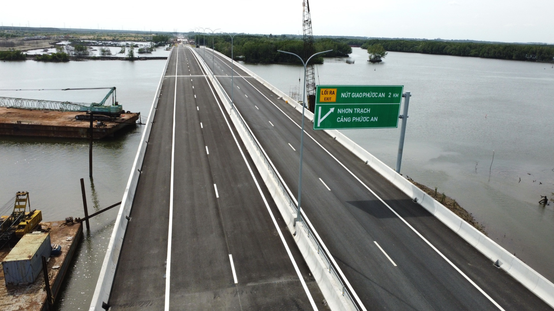 Hiện, các đơn vị liên quan đang nỗ lực thi công với tinh thần “vượt nắng, thắng mưa”, “3 ca, 4 kíp”, phấn đấu đưa phần còn lại của đoạn tuyến phía đông và phía tây của dự án vào khai thác trước ngày 30/4/2025. Tiến tới thông xe toàn tuyến vào năm 2026.