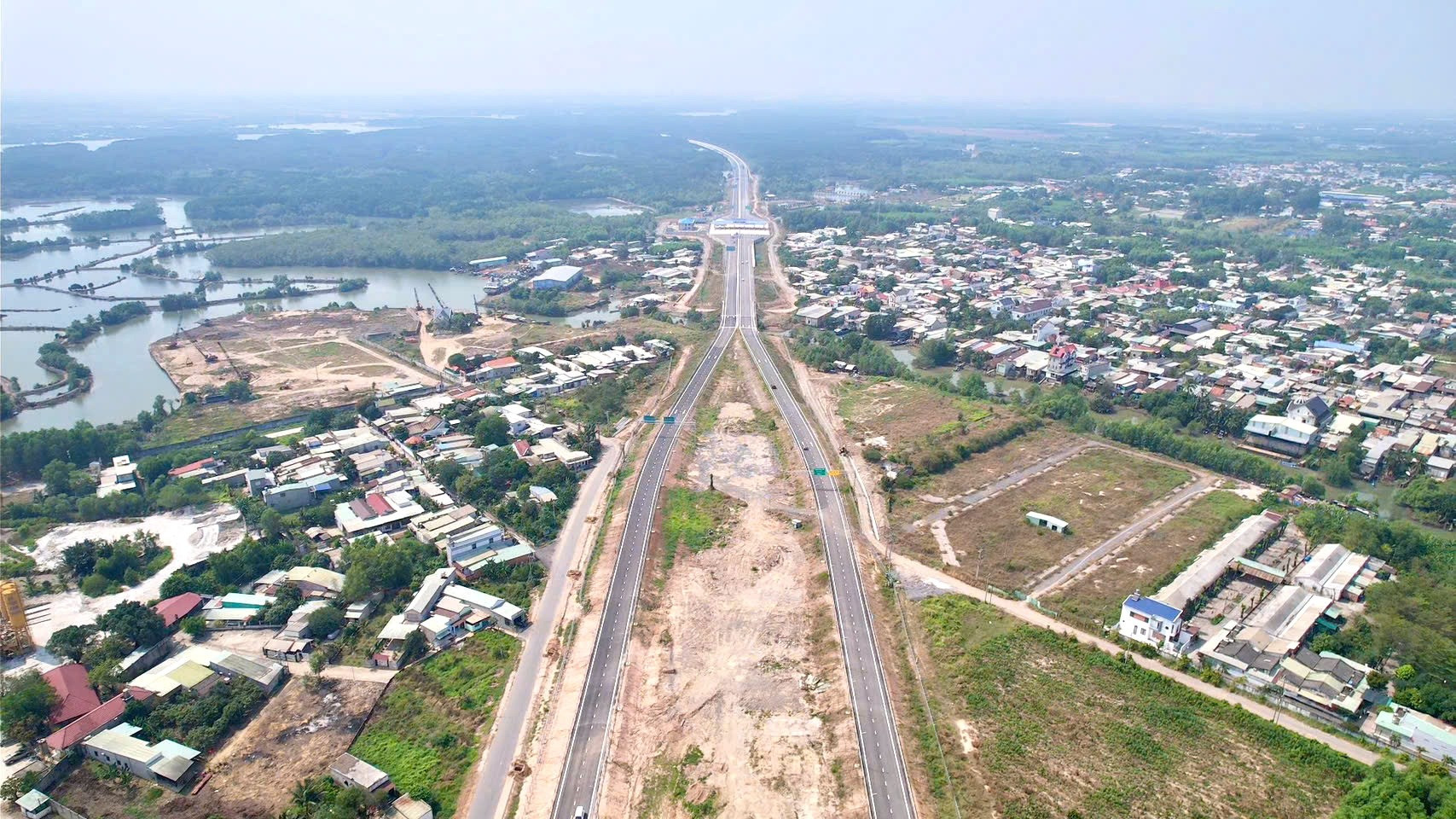Theo đó, đoạn phía đông dài 7km qua tỉnh Đồng Nai, từ nút giao Phước An, xã Phước An, huyện Nhơn Trạch đến Quốc lộ 51, xã Phước Thái, huyện Long Thành. Đoạn phía tây dài khoảng 3,4km từ cao tốc Thành phố Hồ Chí Minh - Trung Lương, nút giao Mỹ Yên thuộc địa phận huyện Bến Lức, tỉnh Long An đến Quốc lộ 1A, huyện Bình Chánh, Thành phố Hồ Chí Minh.
