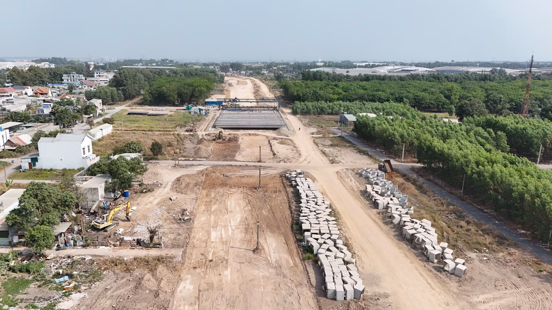 Mặt bằng cao tốc Biên Hòa-Vũng Tàu, đoạn qua địa bàn phường Tam Phước, thành phố Biên Hòa hiện đã thông thoáng phục vụ việc thi công.