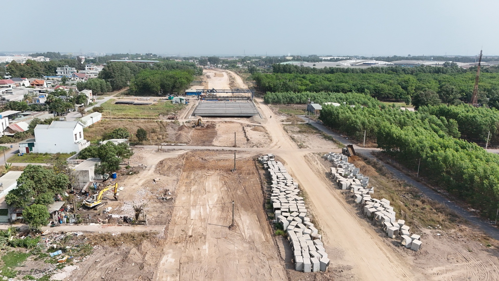 Mặt bằng cao tốc Biên Hòa-Vũng Tàu, đoạn qua địa bàn phường Tam Phước, thành phố Biên Hòa hiện đã thông thoáng phục vụ việc thi công.