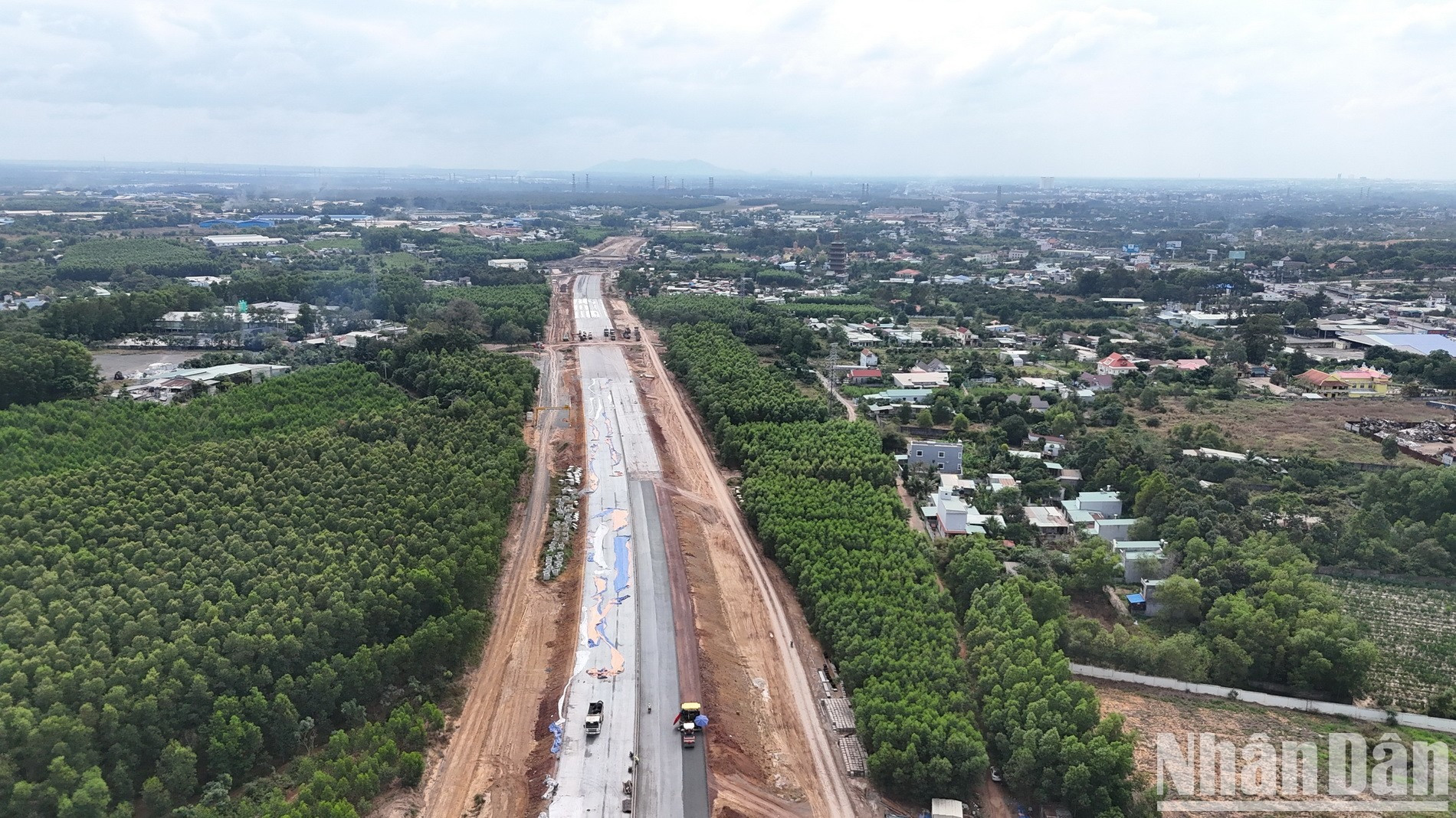 Theo lãnh đạo Ủy ban nhân dân tỉnh Đồng Nai, hiện nay, dự án đã được địa phương bàn giao mặt bằng cho chủ đầu tư để xây dựng đạt khá cao. Tuy nhiên, thời gian qua, có tình trạng nhà thầu thi công ì ạch. Do đó, đề nghị đối với những đoạn đã có mặt bằng, chủ đầu tư cần đốc thúc các nhà thầu huy động máy móc, nhân lực thi công trong điều kiện mùa khô đang thuận lợi.