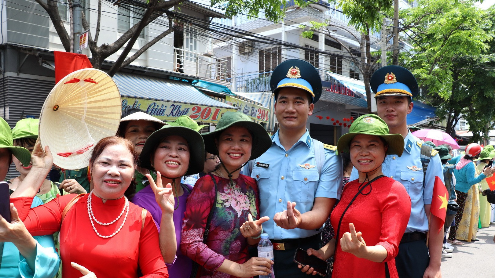 Phụ nữ tỉnh Đồng Nai đón tiếp các sĩ quan Quân chủng Phòng không Không quân.