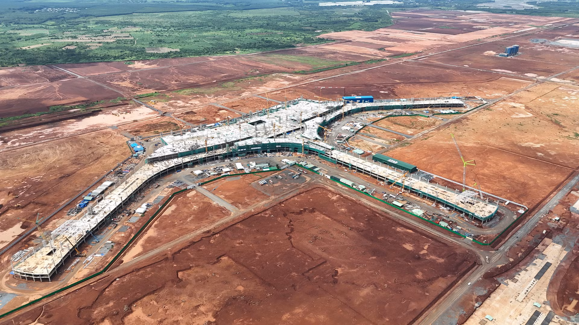 Theo ACV, sân bay Long Thành giai đoạn 1 dự kiến hoàn thành và xong vận hành thử trước 31/8/2026. Ngày 2/9/2026, Sân bay Long Thành sẽ đón chuyến bay thương mại đầu tiên.