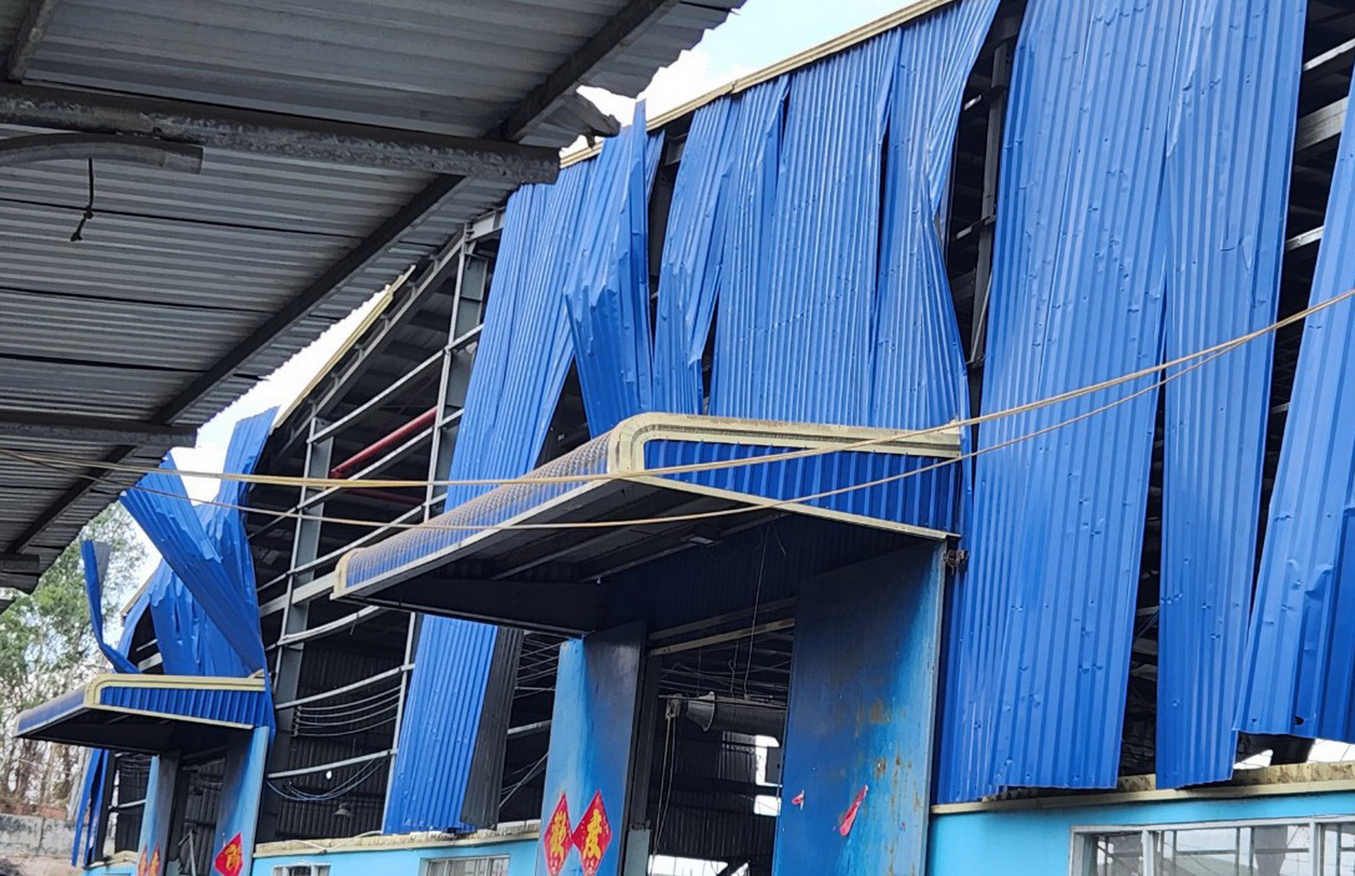 Vụ nổ khiến nhà xưởng bị xé toang.