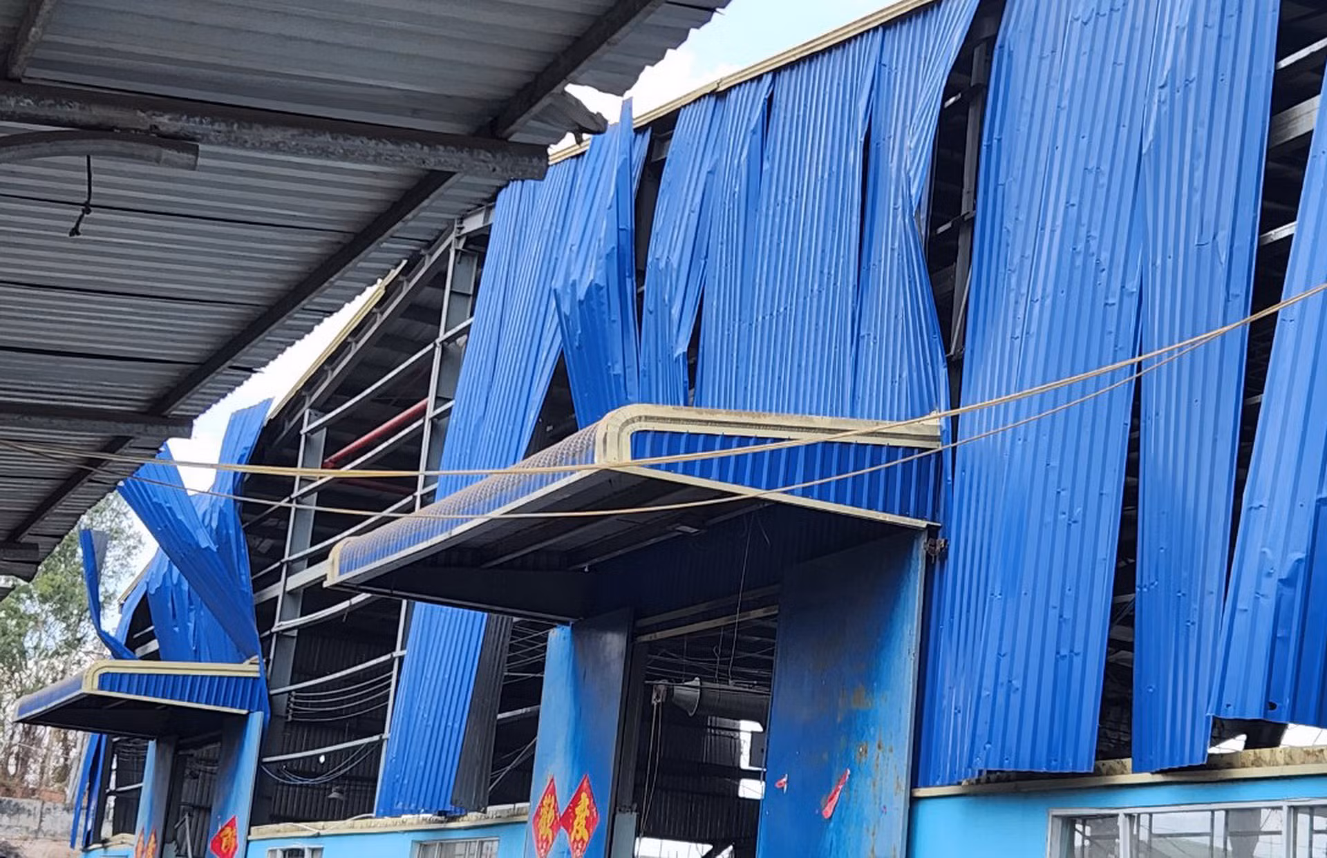 Vụ nổ khiến nhà xưởng bị xé toang.