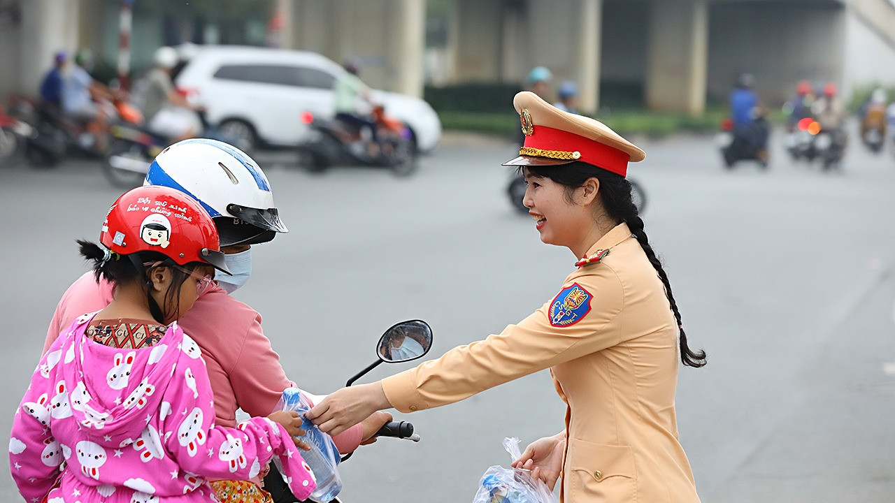 Hành động của cán bộ, chiến sĩ Cảnh sát giao thông Công an tỉnh Đồng Nai để lại ấn tượng đẹp trong lòng người dân.