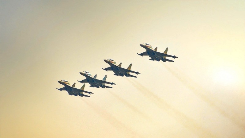 Máy bay tiêm kích Su-30MK2 được các phi đội luyện tập trên bầu trời thành phố Biên Hòa, tỉnh Đồng Nai.