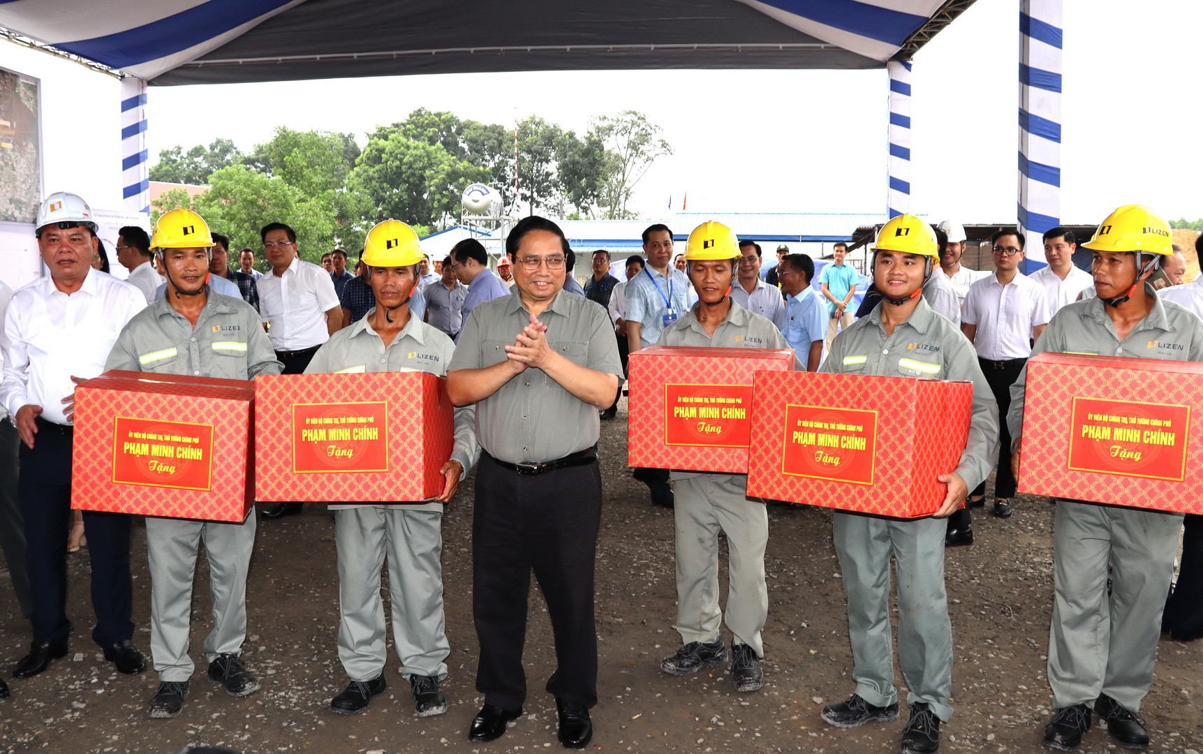Thủ tướng Phạm Minh Chính tặng quà động viên đơn vị thi công dự án đường cao tốc Biên Hòa-Vũng Tàu.