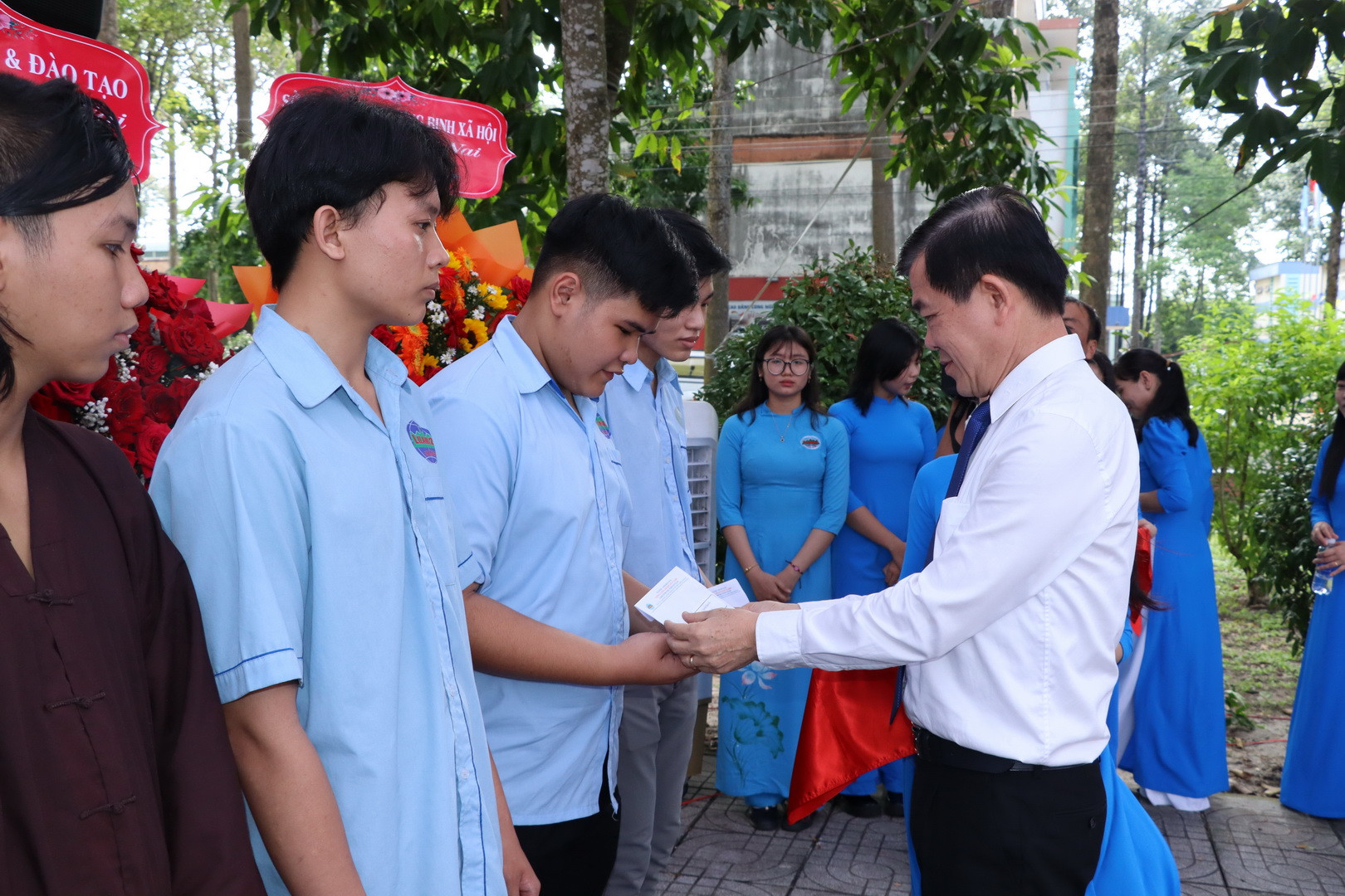 Bí thư Tỉnh ủy Đồng Nai Nguyễn Hồng Lĩnh trao học bổng cho học sinh, sinh viên Trường cao đẳng quốc tế Lilama 2.