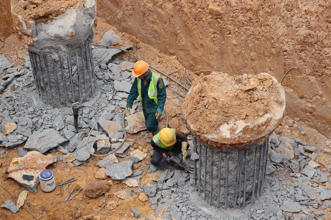Công nhân khoan tách khối bê-tông của các cọc nhồi để thi công trụ nhà ga hành khách sân bay Long Thành.