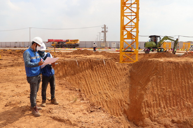 Cán bộ, kỹ sư giám sát quá trình thi công hạng mục trụ nhà ga hành khách trên công trường sân bay Long Thành.