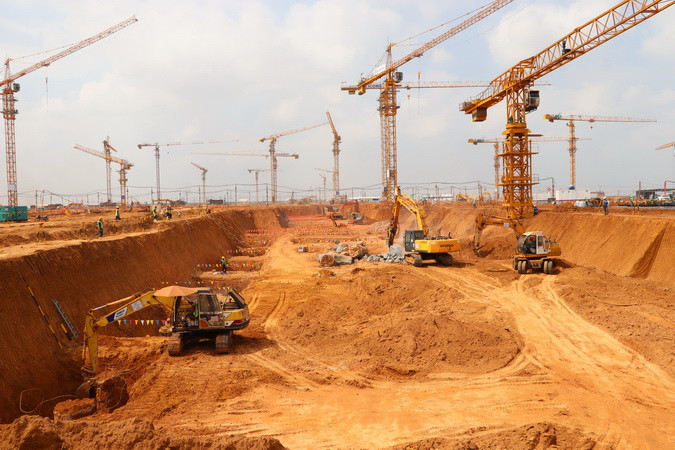 Các nhà thầu triển khai đào đất để thi công phần công trình ngầm nhà ga hành khách sân bay Long Thành.