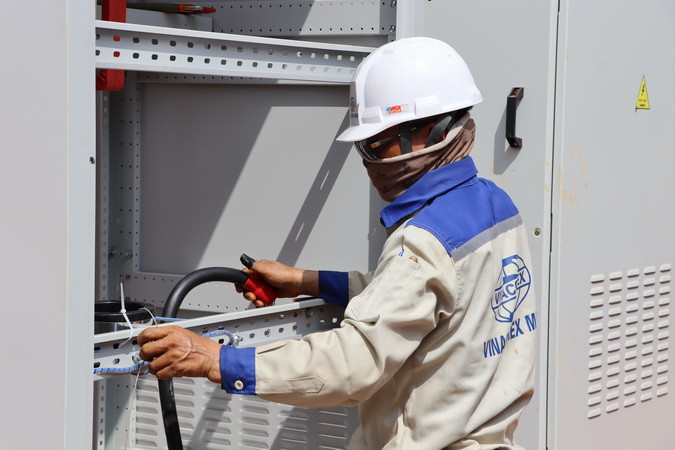 Công nhân đấu nối hệ thống điện phục vụ thi công hạng mục gói thầu nhà ga hành khách sân bay Long Thành.