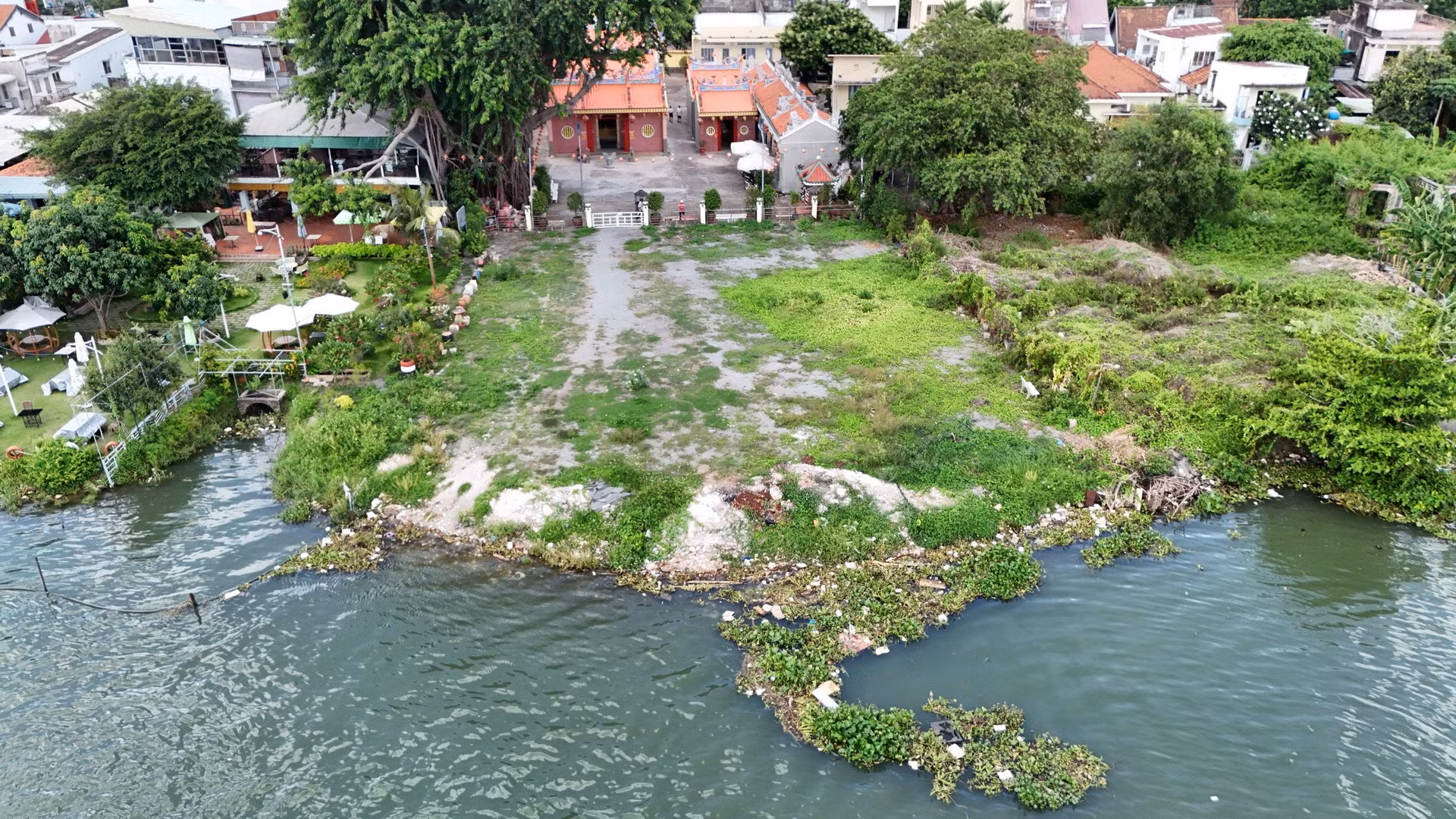 Dấu vết đất đá ngoạm khúc sông lớn vẫn hiện hữu sau nhiều năm.