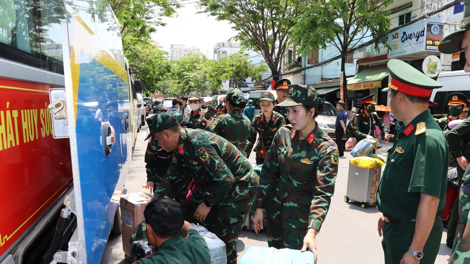 Thu xếp hành lý lên xe để về đơn vị.