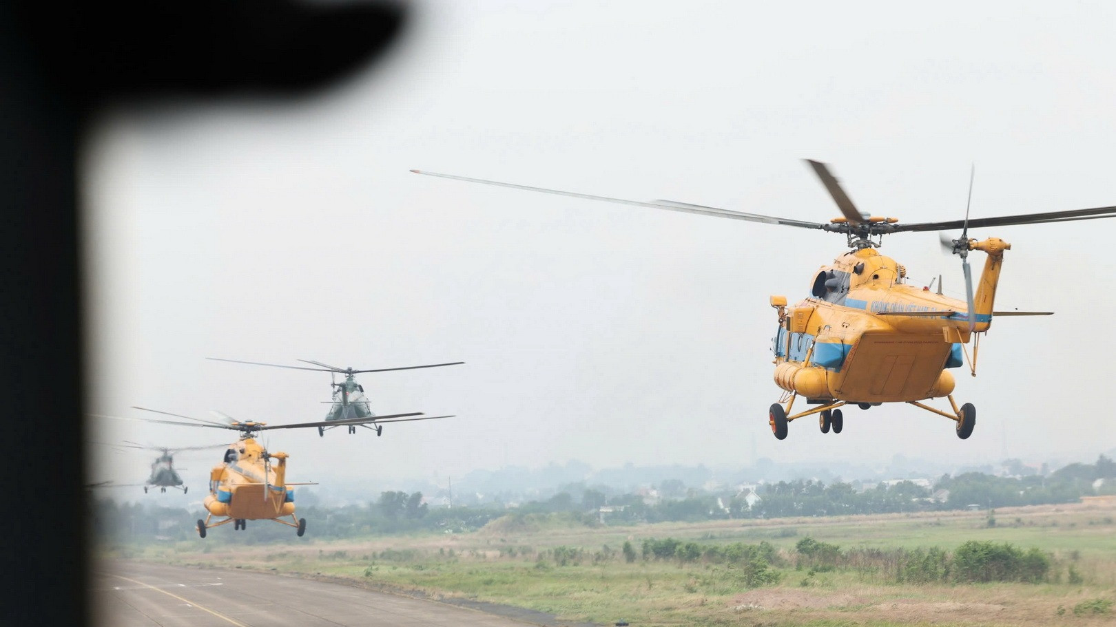 Biên đội máy bay trực thăng cất cánh tại sân bay Biên Hòa.