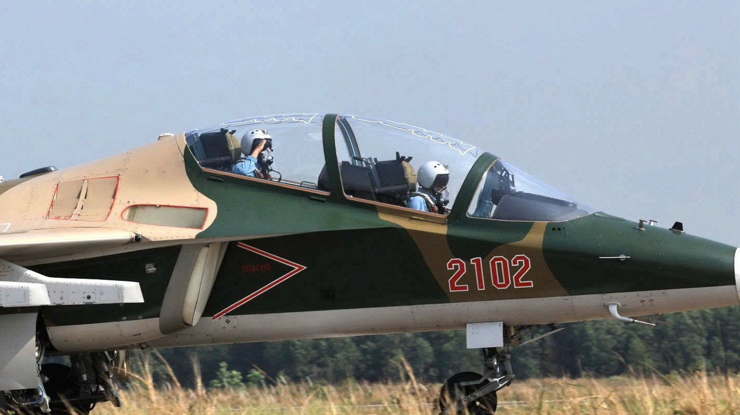 Phi công chào kết thúc bài bay huấn luyện.