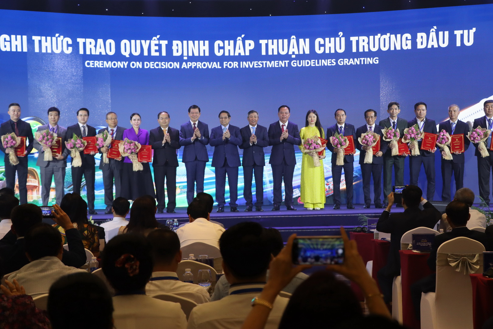 Thủ tướng Phạm Minh Chính chứng kiến lãnh đạo tỉnh Đồng Nai trao quyết định chấp thuận chủ trương đầu tư cho các doanh nghiệp.