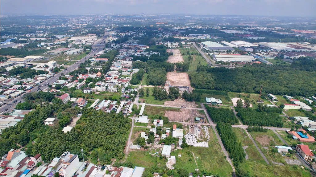 Khó khăn lớn nhất hiện nay là công tác xét tái định cư cho người dân. Bởi lẽ, do mua bán giấy tay, xây dựng nhà trái phép trên đất nông nghiệp nên theo quy định không được xét tái định cư. Tỉnh Đồng Nai đang xem xét giải quyết thuê, mua nhà ở xã hội đối với những trường hợp này. Khó khăn lớn nhất hiện nay là công tác xét tái định cư cho người dân. Bởi lẽ, do mua bán giấy tay, xây dựng nhà trái phép trên đất nông nghiệp nên theo quy định không được xét tái định cư. Tỉnh Đồng Nai đang xem xét giải quyết thuê, mua nhà ở xã hội đối với những trường hợp này.