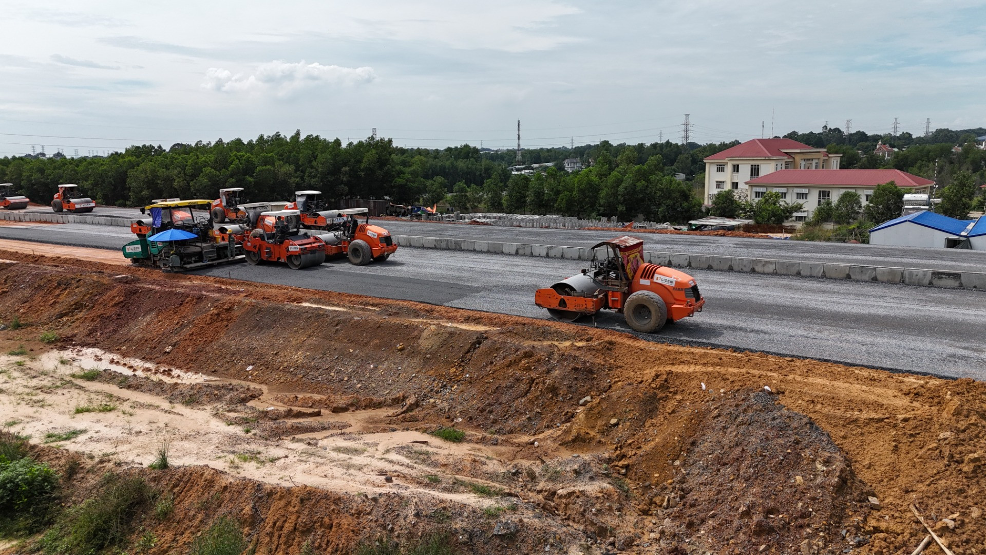 Ngoài khó khăn mặt bằng, nguồn vật liệu, trữ lượng vật liệu đất đắp từ các mỏ thương mại trên địa bàn không đáp ứng đủ nhu cầu dự án. Ước toàn bộ dự án qua địa bàn Đồng Nai còn thiếu hơn 4 triệu m3. Trong khi đó, các khu vực khai thác theo cơ chế đặc thù cũng gặp trở ngại về thủ tục phê duyệt. Ngoài khó khăn mặt bằng, nguồn vật liệu, trữ lượng vật liệu đất đắp từ các mỏ thương mại trên địa bàn không đáp ứng đủ nhu cầu dự án. Ước toàn bộ dự án qua địa bàn Đồng Nai còn thiếu hơn 4 triệu m3. Trong khi đó, các khu vực khai thác theo cơ chế đặc thù cũng gặp trở ngại về thủ tục phê duyệt.