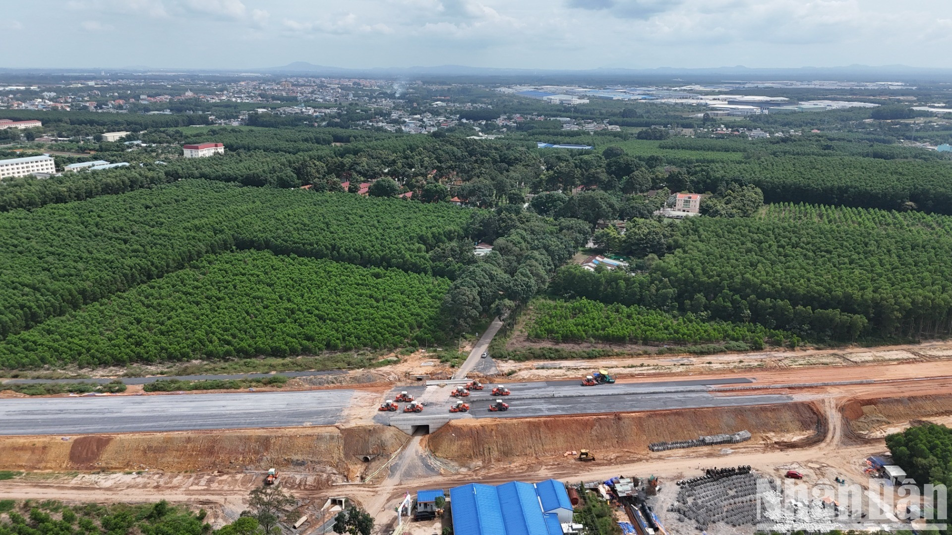 Trước thực trạng trên, lãnh đạo Ủy ban nhân dân tỉnh Đồng Nai giao chính quyền huyện Long Thành và thành phố Biên Hòa rà soát vị trí bàn giao đất, ưu tiên liền thửa và có đường công vụ vào triển khai thi công xây dựng. Trước thực trạng trên, lãnh đạo Ủy ban nhân dân tỉnh Đồng Nai giao chính quyền huyện Long Thành và thành phố Biên Hòa rà soát vị trí bàn giao đất, ưu tiên liền thửa và có đường công vụ vào triển khai thi công xây dựng.