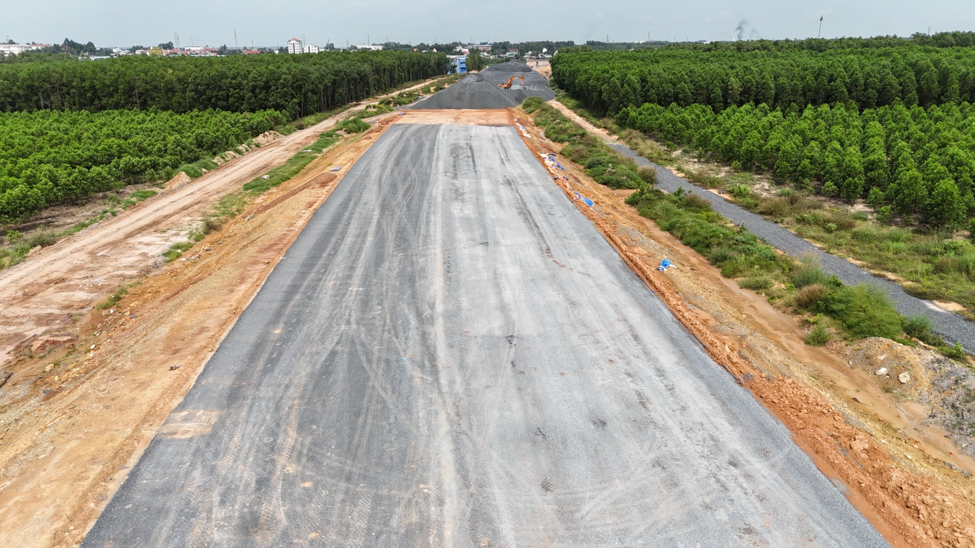 Qua kiểm tra thực tế, lãnh đạo thành phố Biên Hòa và huyện Long Thành phản ánh nhiều nơi có mặt bằng nhưng không thấy tổ chức thi công, do đó kiến nghị chủ đầu tư yêu cầu nhà thầu tổ chức thi công vị trí đã được bàn giao mặt bằng. Qua kiểm tra thực tế, lãnh đạo thành phố Biên Hòa và huyện Long Thành phản ánh nhiều nơi có mặt bằng nhưng không thấy tổ chức thi công, do đó kiến nghị chủ đầu tư yêu cầu nhà thầu tổ chức thi công vị trí đã được bàn giao mặt bằng.