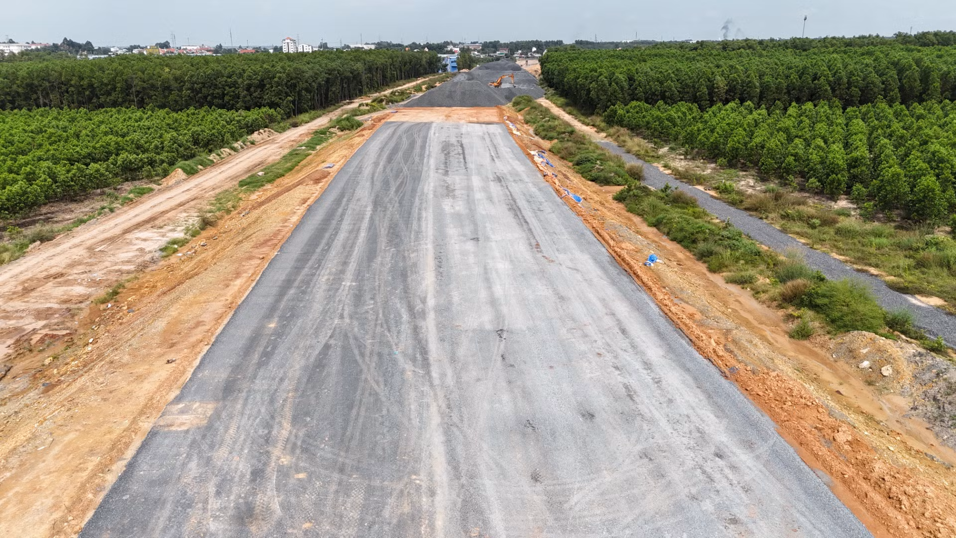 Qua kiểm tra thực tế, lãnh đạo thành phố Biên Hòa và huyện Long Thành phản ánh nhiều nơi có mặt bằng nhưng không thấy tổ chức thi công, do đó kiến nghị chủ đầu tư yêu cầu nhà thầu tổ chức thi công vị trí đã được bàn giao mặt bằng.