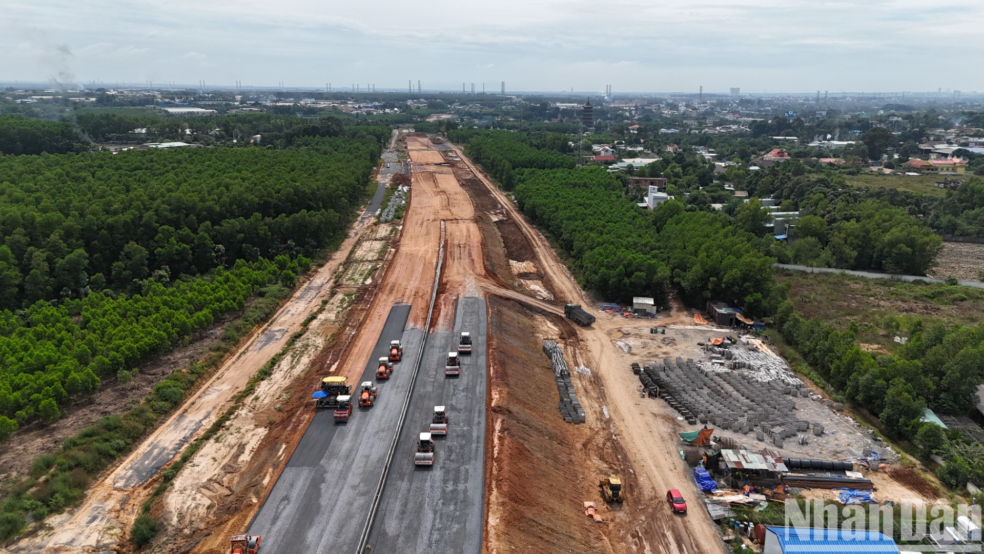 Dự án cao tốc Biên Hòa - Vũng Tàu có chiều dài hơn 53 km đi qua 2 tỉnh Đồng Nai và Bà Rịa - Vũng Tàu. Trong đó, đoạn đi qua tỉnh Đồng Nai dài hơn 34km và tỉnh Bà Rịa - Vũng Tàu dài 19,5km. Trong giai đoạn 1, tuyến cao tốc này có 4 đến 6 làn xe (tùy theo đoạn tuyến), với tổng vốn đầu tư 17.829 tỷ đồng. Dự án cao tốc Biên Hòa - Vũng Tàu có chiều dài hơn 53 km đi qua 2 tỉnh Đồng Nai và Bà Rịa - Vũng Tàu. Trong đó, đoạn đi qua tỉnh Đồng Nai dài hơn 34km và tỉnh Bà Rịa - Vũng Tàu dài 19,5km. Trong giai đoạn 1, tuyến cao tốc này có 4 đến 6 làn xe (tùy theo đoạn tuyến), với tổng vốn đầu tư 17.829 tỷ đồng.