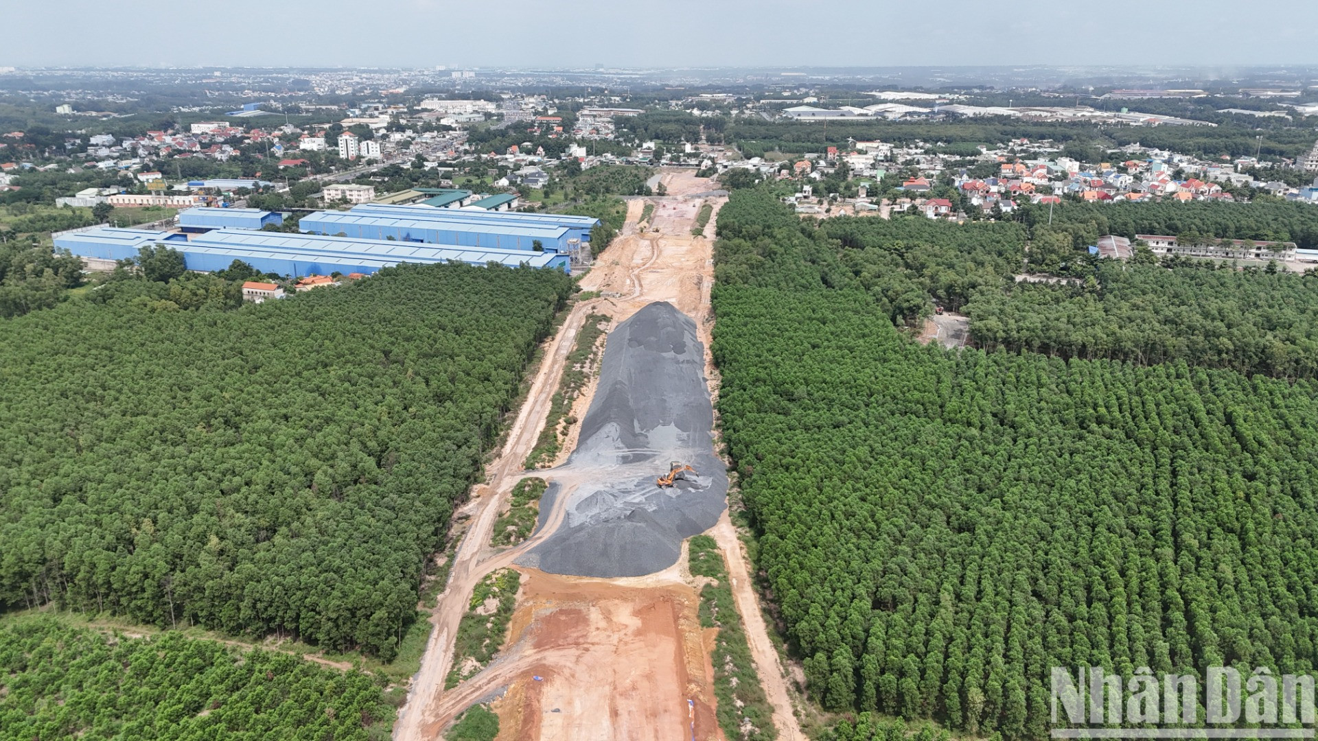 Tuy nhiên, đa số mặt bằng bàn giao theo kiểu "da beo", không liên tục và nhiều vị trí khó có đường tiếp cận đến vị trí bàn giao mặt bằng để triển khai thi công. Cụ thể, đoạn qua thành phố Biên Hòa không thi công được hơn 19ha trong số hơn 26ha đã bàn giao; tương tự, huyện Long Thành ách tắc thi công 23ha trong số 48ha đã bàn giao. Tuy nhiên, đa số mặt bằng bàn giao theo kiểu "da beo", không liên tục và nhiều vị trí khó có đường tiếp cận đến vị trí bàn giao mặt bằng để triển khai thi công. Cụ thể, đoạn qua thành phố Biên Hòa không thi công được hơn 19ha trong số hơn 26ha đã bàn giao; tương tự, huyện Long Thành ách tắc thi công 23ha trong số 48ha đã bàn giao.