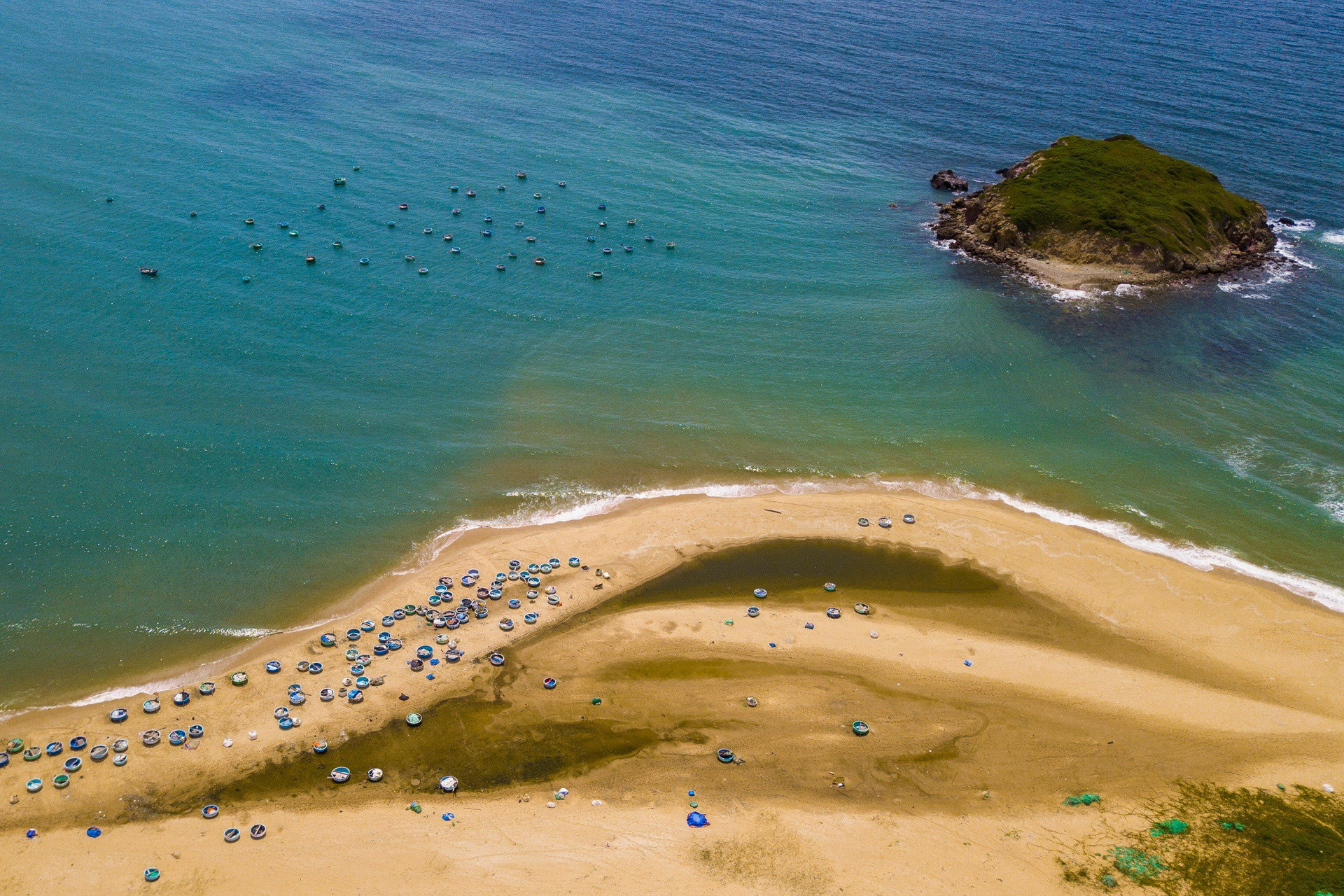 Bờ biển trải dài tạo nên cảnh quan tuyệt đẹp thiên nhiên ban tặng, làm say đắm du khách. Bờ biển trải dài tạo nên cảnh quan tuyệt đẹp thiên nhiên ban tặng, làm say đắm du khách.
