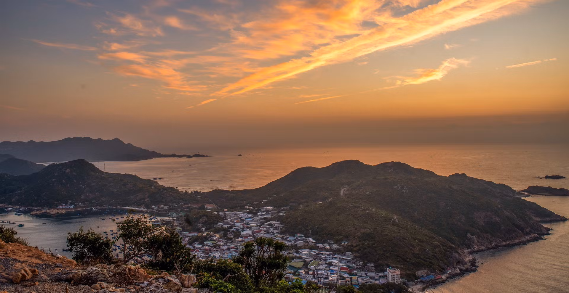 Bình minh ở nơi cửa biển cảng Cam Ranh, tỉnh Khánh Hòa.