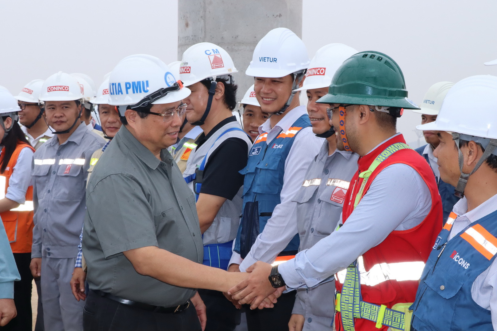 Thủ tướng Phạm Minh Chính cùng cán bộ, kỹ sư, công nhân trên công trường nhà ga hành khách sân bay Long Thành.