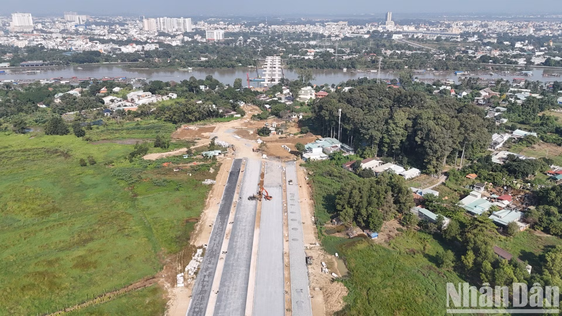 Dự án đường trục trung tâm thành phố Biên Hòa có tổng chiều dài toàn tuyến hơn 5,4km với tổng mức đầu tư hơn 1.500 tỷ đồng. Đây là một trong những công trình, dự án trọng điểm của tỉnh Đồng Nai.