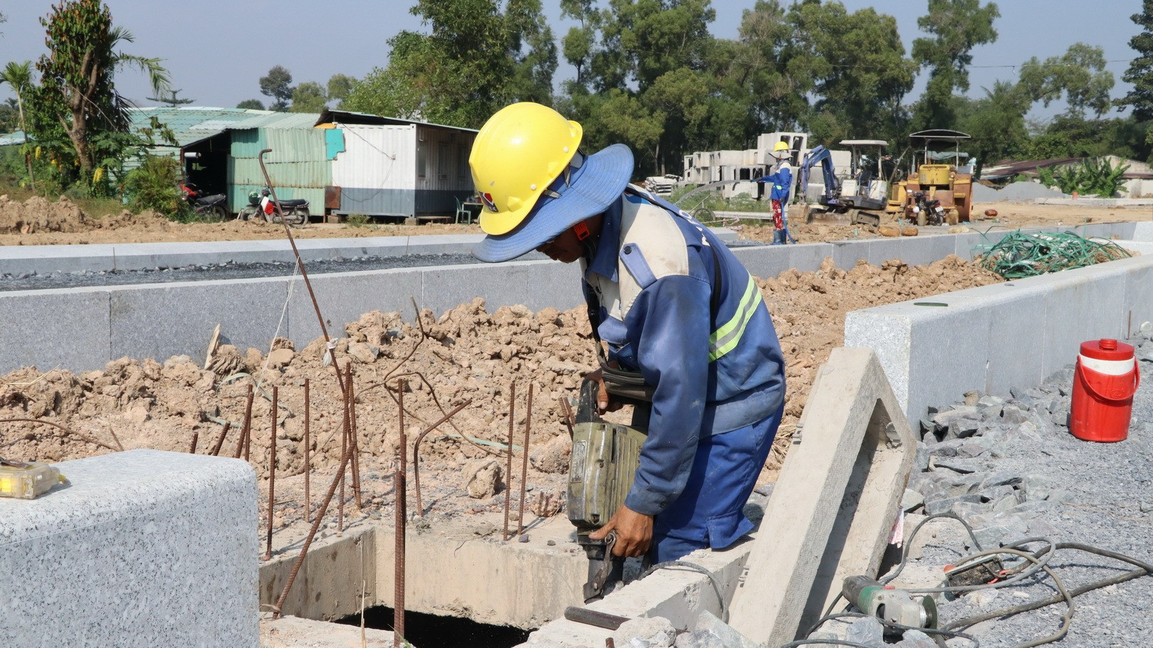 Thi công hạng mục đường đầu cầu Thống Nhất thuộc phường Hiệp Hòa.