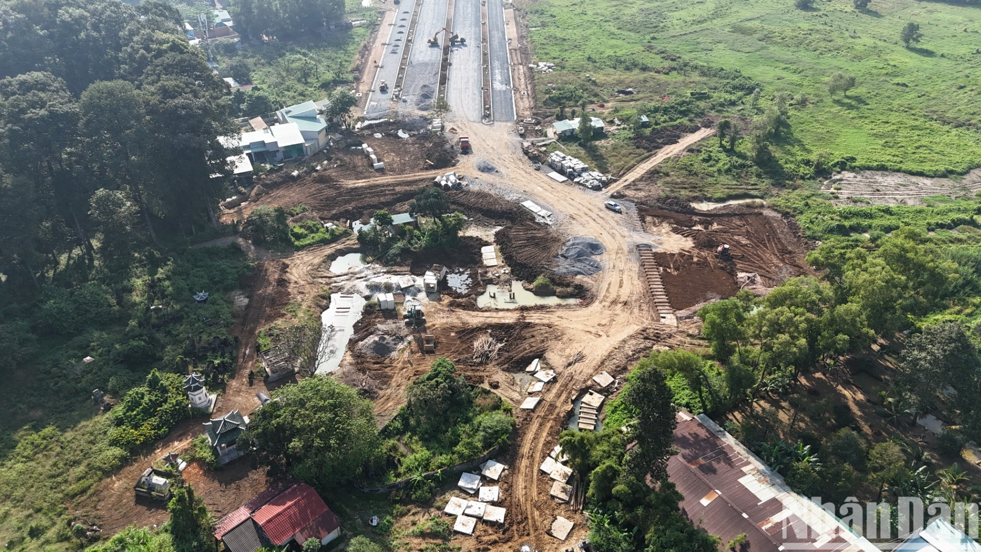 Nguyên nhân dự án bị chậm tiến độ được xác định do vướng mặt bằng thi công. Đến thời điểm này, dự án đã được bàn giao là hơn 20ha, đạt khoảng 66% tổng diện tích mặt bằng cần bàn giao. Tuy nhiên, phần mặt bằng được bàn giao lại không liên tục dẫn đến chưa triển khai thi công đồng bộ được các hạng mục xây lắp.