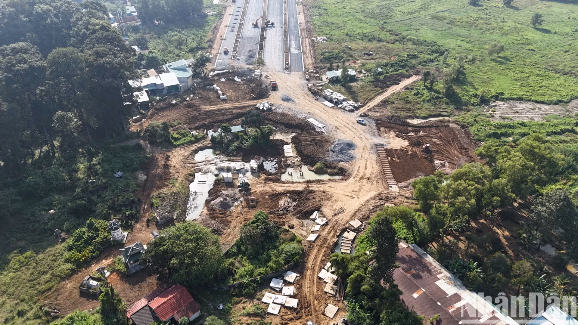 Nguyên nhân dự án bị chậm tiến độ được xác định do vướng mặt bằng thi công. Đến thời điểm này, dự án đã được bàn giao là hơn 20ha, đạt khoảng 66% tổng diện tích mặt bằng cần bàn giao. Tuy nhiên, phần mặt bằng được bàn giao lại không liên tục dẫn đến chưa triển khai thi công đồng bộ được các hạng mục xây lắp.