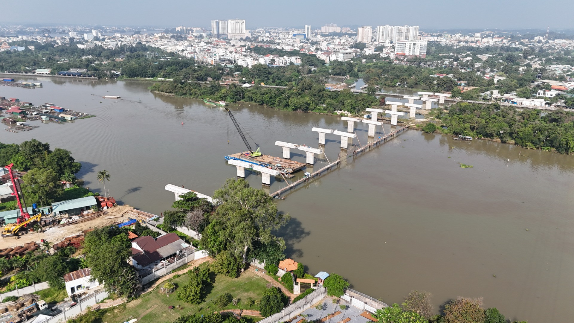 Cầu Thống Nhất bắc qua sông Cái (một nhánh của sông Đồng Nai) là hạng mục quan trọng nhất của Dự án đường trục trung tâm thành phố Biên Hòa.