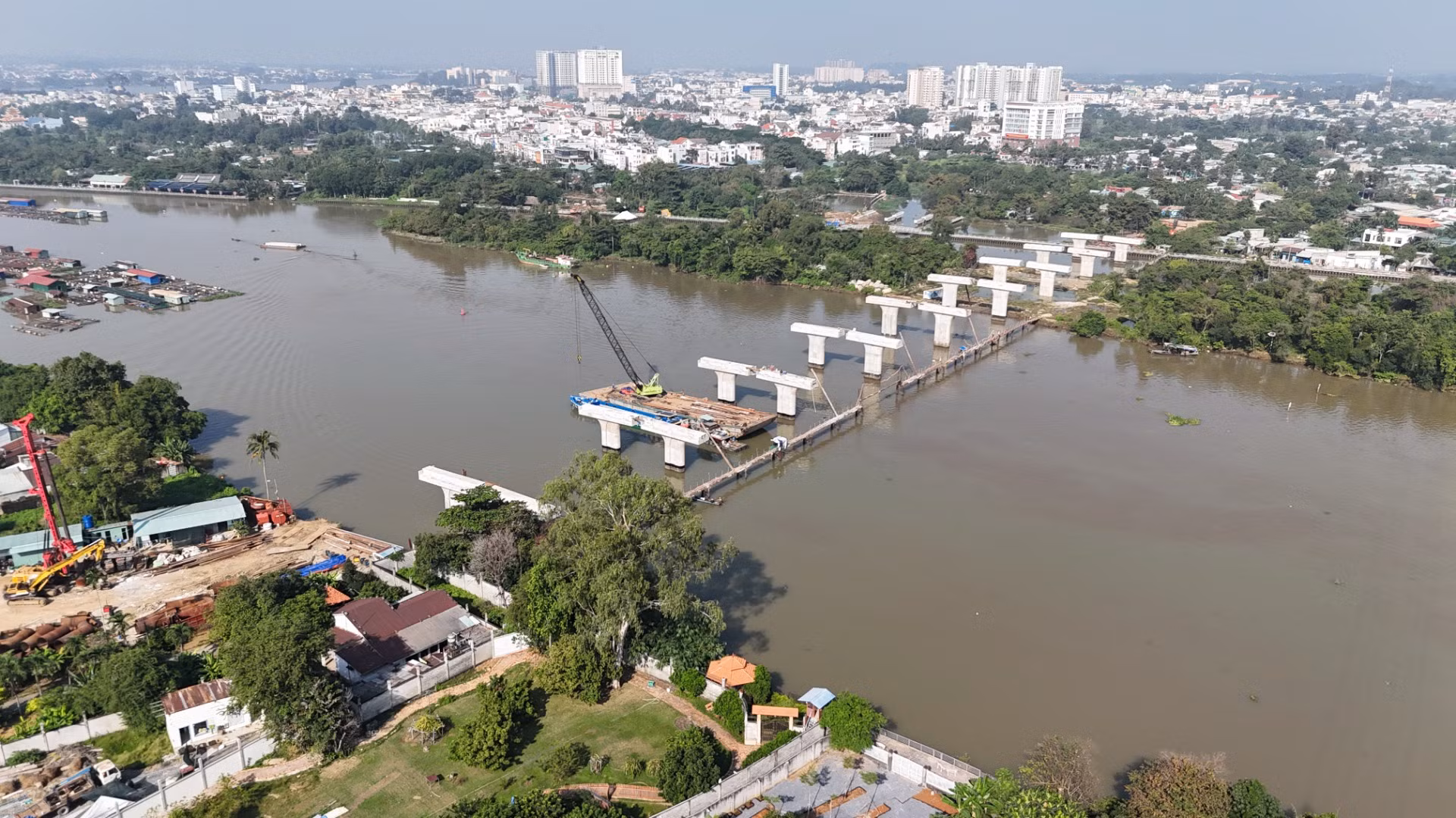 Cầu Thống Nhất bắc qua sông Cái (một nhánh của sông Đồng Nai) là hạng mục quan trọng nhất của Dự án đường trục trung tâm thành phố Biên Hòa.
