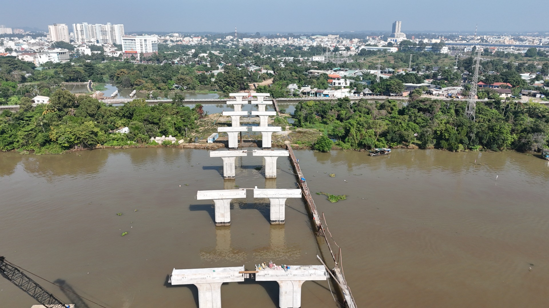 Cầu có quy mô từ 6-10 làn xe, bề rộng 45-95m. Với hạng mục này, thời gian thi công theo hợp đồng đã ký kết là 900 ngày. Khởi công ngày 31/1/2023, nhưng đến nay chưa hoàn thành các phần trụ cầu Thống Nhất, còn đường hai đầu cầu còn rất dang dở.