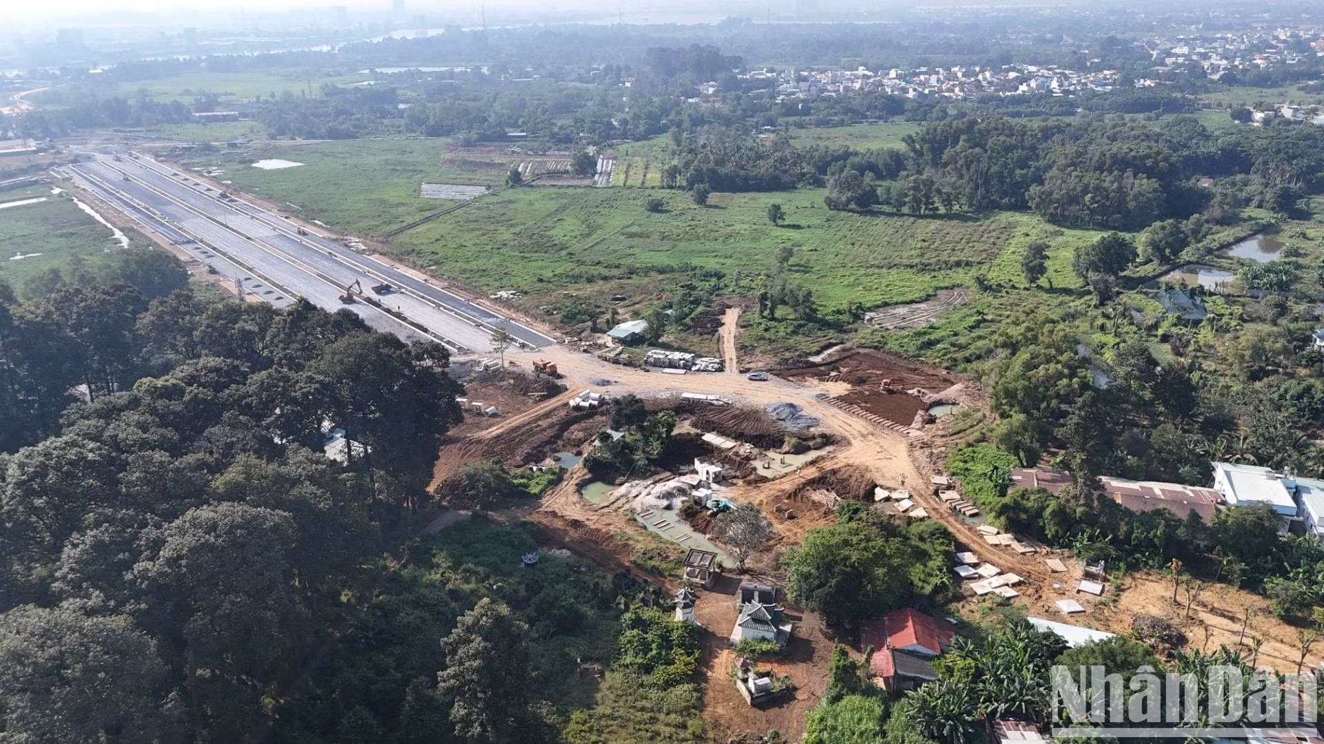 Theo Ủy ban nhân dân tỉnh Đồng Nai, Dự án đường trục trung tâm thành phố Biên Hòa, tiến độ dự án chậm 500 ngày. Đây là dự án bộc lộ thiếu tinh thần phối hợp, thiếu trách nhiệm của Trung tâm phát triển Quỹ đất tỉnh và Ủy ban nhân dân thành phố Biên Hòa.